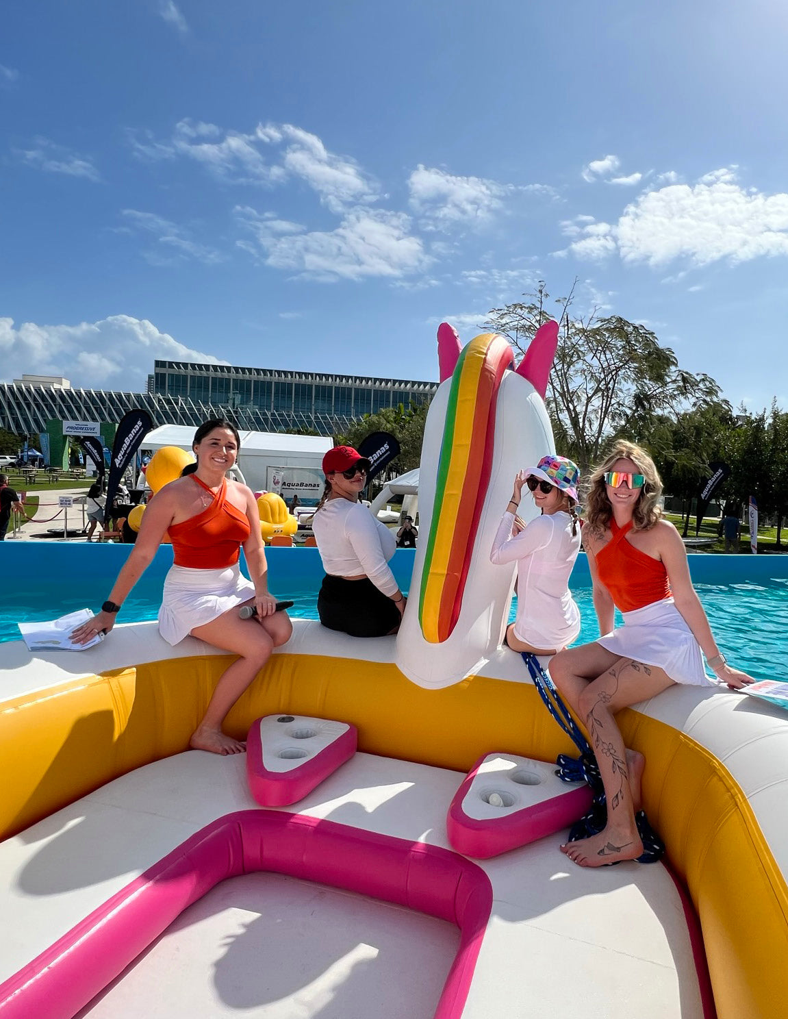 ileflottante-inflatableisland-aquabanas-flamingo-giantflamingo-flamandrose-flamand-flamandgonflable-zoobanas-aquatik-proludik-inflatableisland-inflatable-embarcation-boat-smallboat-canada-villedequebec-montreal-ottawa-vancouver-ontario-grandslacs-longueuil