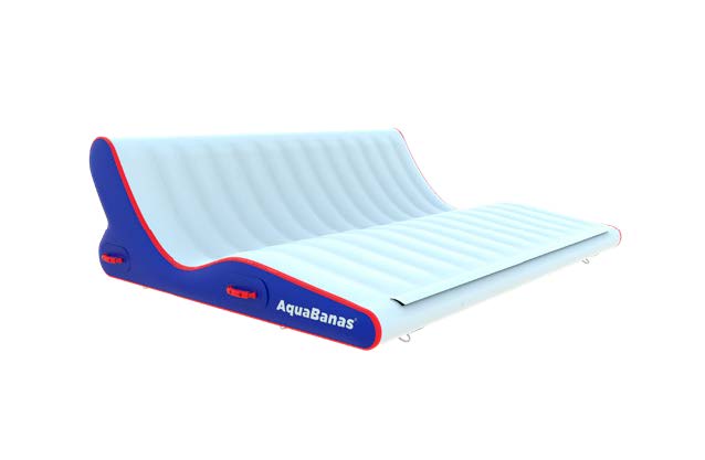 aquabanas-aquatik-inflatabletent-inflatableisland-ileflottante-tente gonflable-tente-tente flottante-bar aquatique-quaiflottant-inflatabledock-water park-pneumatique-piscine-pool lounger-lounger-jumbo lounger-chaise longue gonflable-chaise flottante-canada-ontario-lac-lakes-boatlife-quebec-montreal-toronto-vancouver-island-resort supply-equipement piscine-bana-bana circulairePlateforme gonflable de type lounger Aquabanas. Idéale pour la détente sur l’eau lors d’activités nautiques ou événements flottants