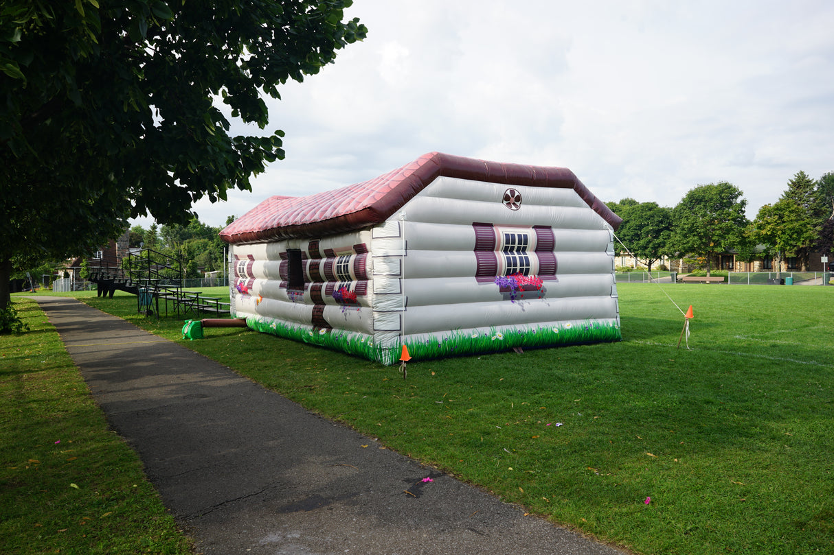 Structure gonflable en forme de caserne de pompiers. Activité thématique pour les enfants lors d’événements communautaires