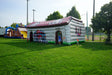 Structure gonflable en forme de caserne de pompiers. Activité thématique pour les enfants lors d’événements communautaires