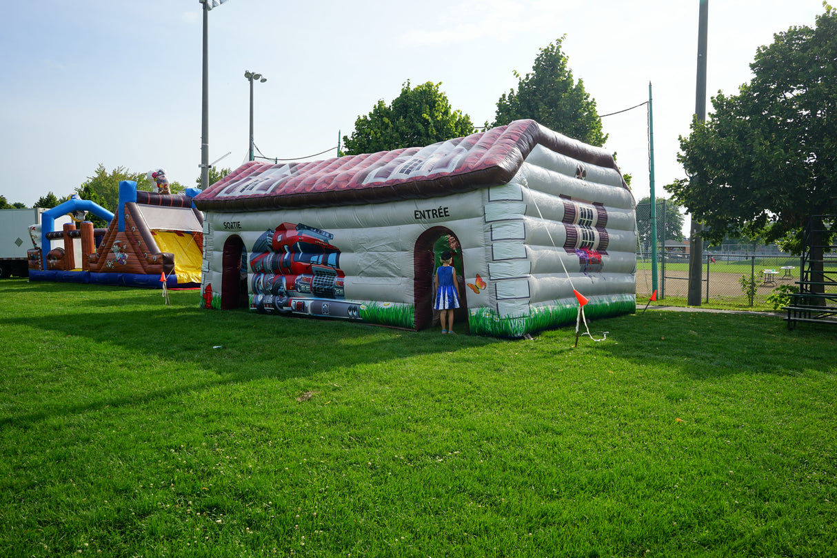 Structure gonflable en forme de caserne de pompiers. Activité thématique pour les enfants lors d’événements communautaires