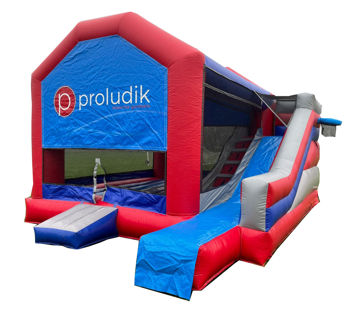 Structure gonflable polyvalente avec plusieurs zones de jeu. Activité complète pour camps de jour ou événements scolaires