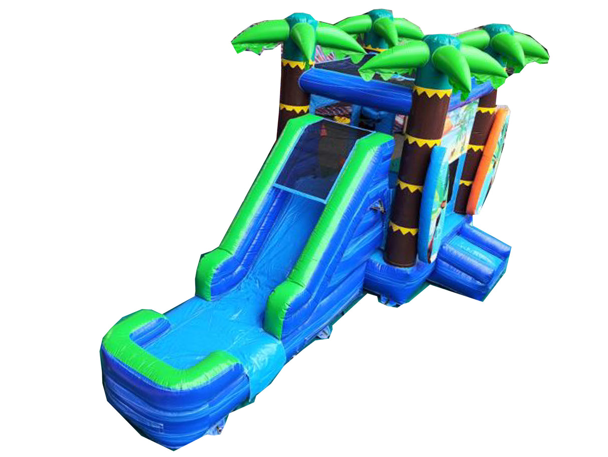 Structure gonflable à thème tropical avec plusieurs zones de jeu. Inclut glissade et escalade dans un décor de palmiers