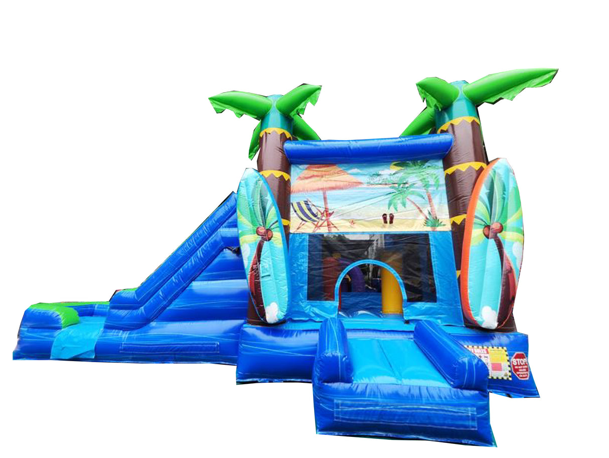 Structure gonflable à thème tropical avec plusieurs zones de jeu. Inclut glissade et escalade dans un décor de palmiers