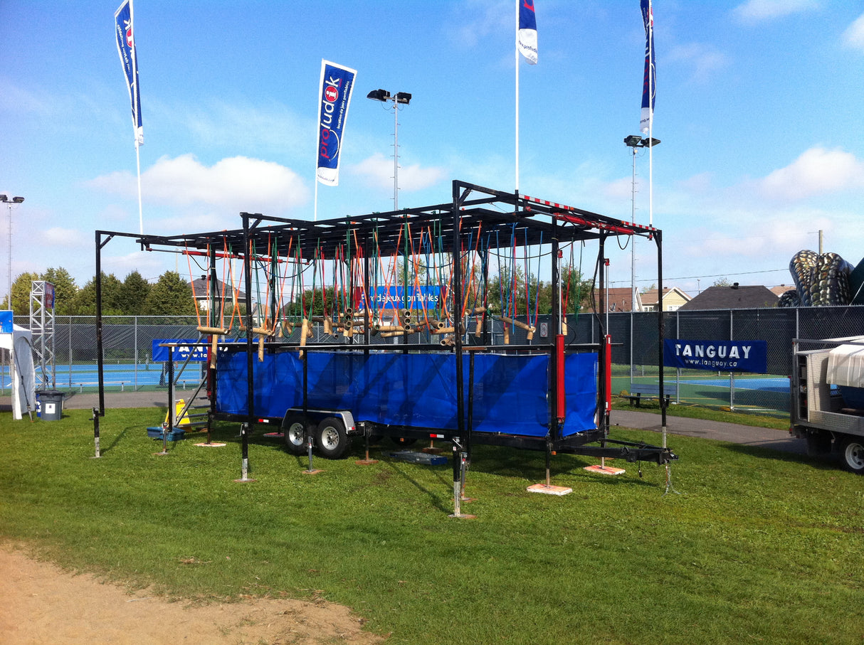 Parcours combinant modules d’hébertisme et descente en tyrolienne. Activité physique complète pour jeunes et familles