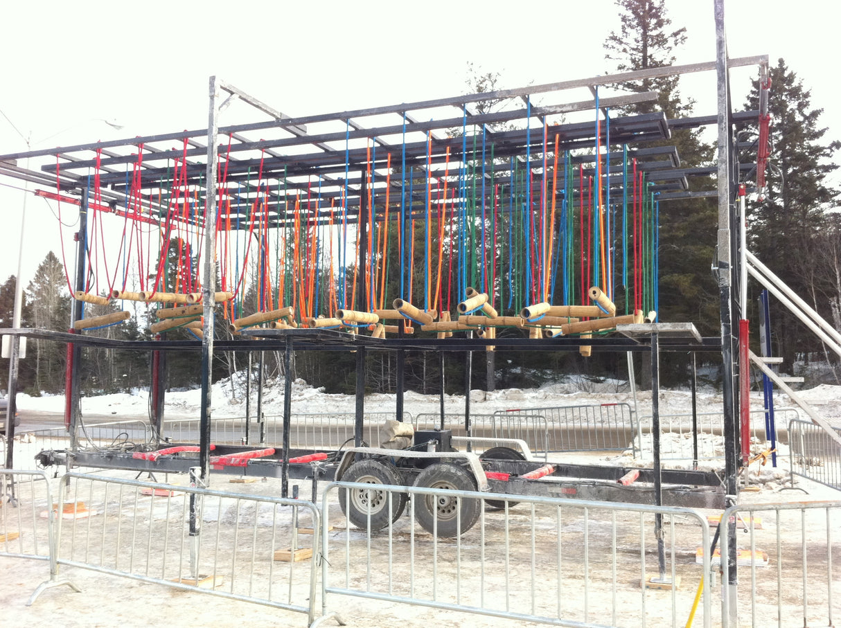 Parcours combinant modules d’hébertisme et descente en tyrolienne. Activité physique complète pour jeunes et familles