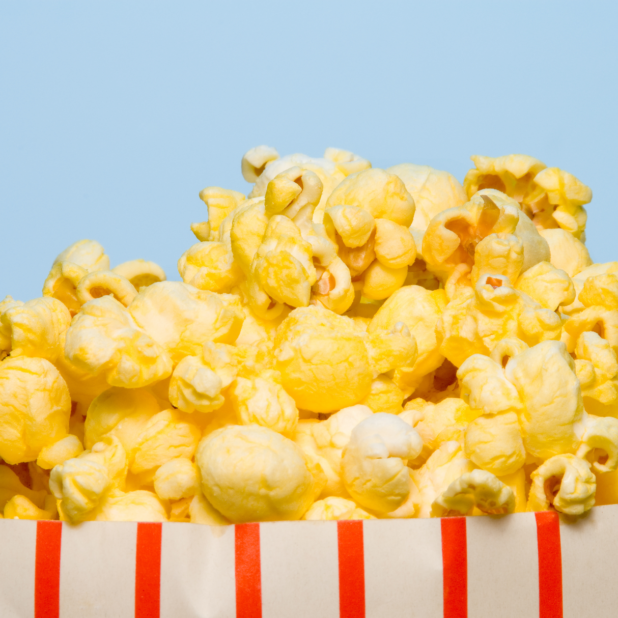 Sacs en papier colorés pour servir le pop corn. Idéal pour fêtes foraines, cinémas ou événements extérieurs. popcorn_bag_bags_sac_sacs_location_vente_rental_popcorn_machine_proludik_sac_papier