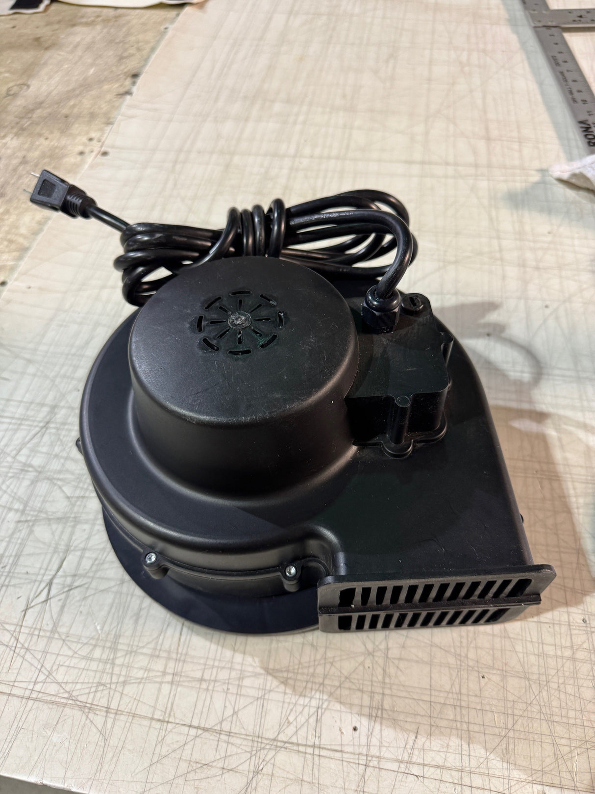 Souffleur d’air 1/4 HP pour structures gonflables. Produit testé et fonctionnel pour usage événementiel ou récréatif