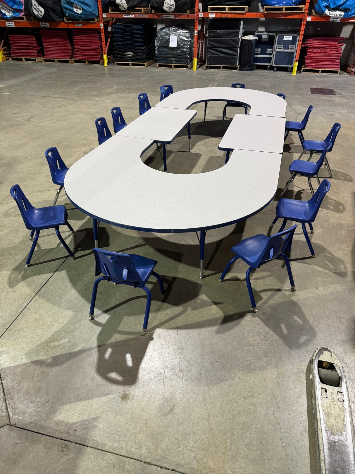 Ensemble comprenant des tables et des chaises adaptées aux enfants. Mobilier pratique pour garderies, écoles ou zones de jeux