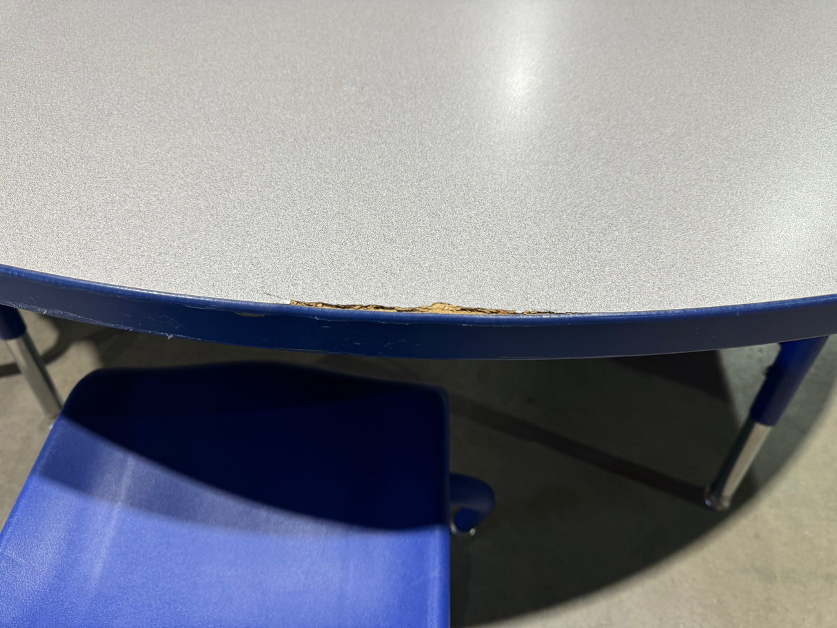 Ensemble comprenant des tables et des chaises adaptées aux enfants. Mobilier pratique pour garderies, écoles ou zones de jeux