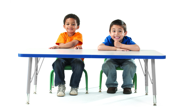 Ensemble comprenant des tables et des chaises adaptées aux enfants. Mobilier pratique pour garderies, écoles ou zones de jeux