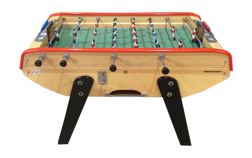 Table de babyfoot de type Bonzini. Équipement de jeu interactif pour zones de divertissement ou événements familiaux