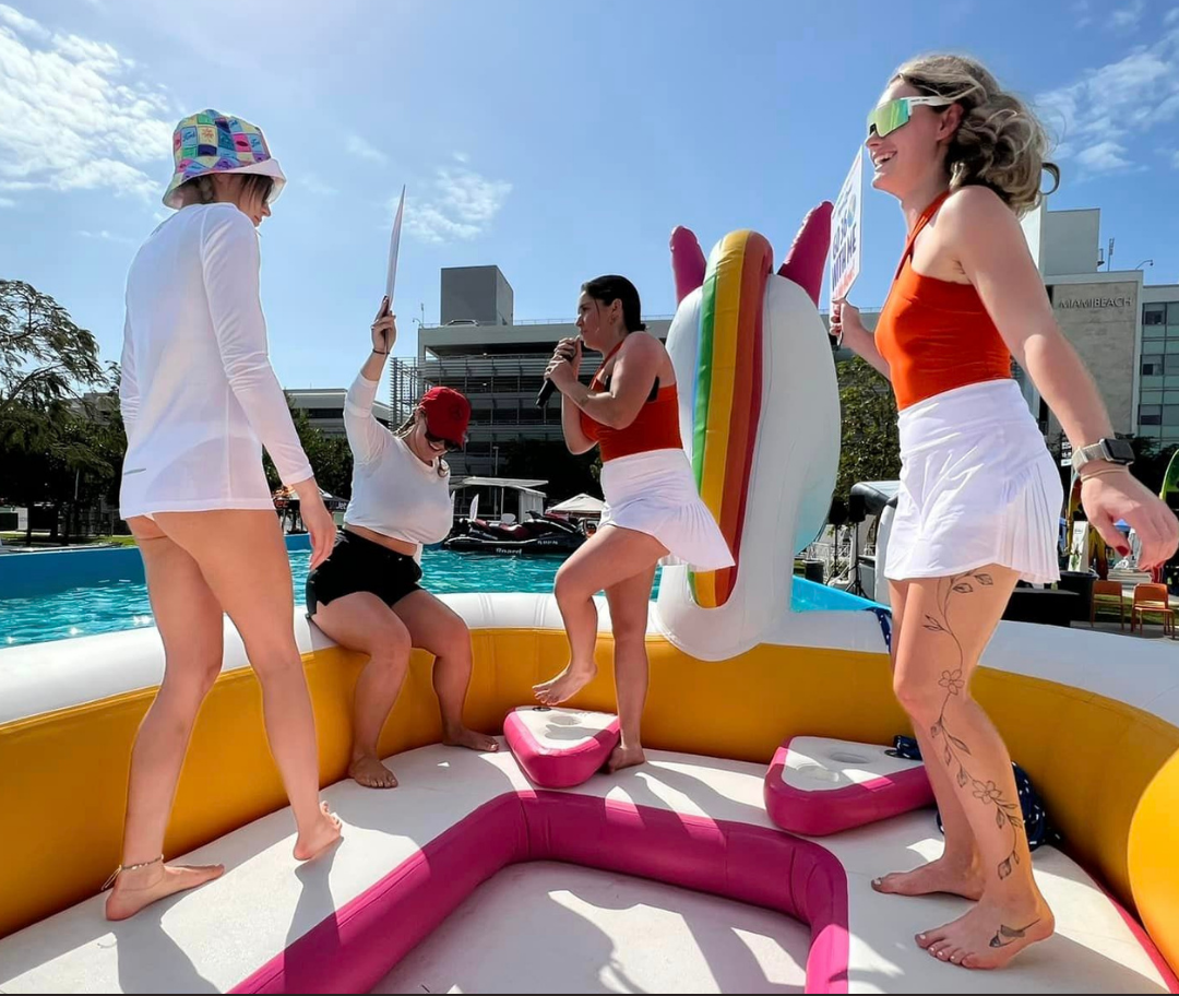Structure gonflable rose en forme de flamant. Élément décoratif et ludique pour activités nautiques ou événements sur l’eau
ileflottante-inflatableisland-aquabanas-flamingo-giantflamingo-flamandrose-flamand-flamandgonflable-zoobanas-aquatik-proludik-inflatableisland-inflatable-embarcation-boat-smallboat-canada-villedequebec-montreal-ottawa-vancouver-ontario-grandslacs-longueuil