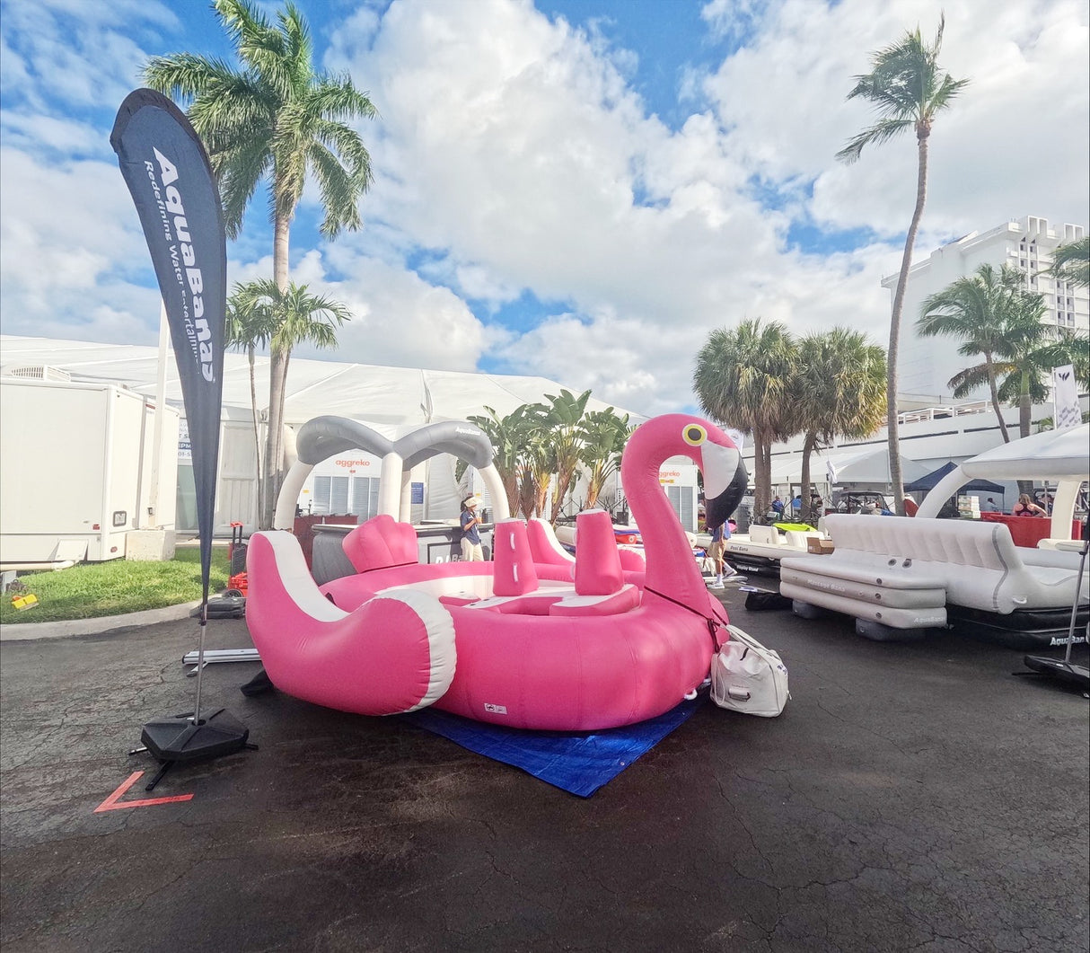 Structure gonflable rose en forme de flamant. Élément décoratif et ludique pour activités nautiques ou événements sur l’eau
ileflottante-inflatableisland-aquabanas-flamingo-giantflamingo-flamandrose-flamand-flamandgonflable-zoobanas-aquatik-proludik-inflatableisland-inflatable-embarcation-boat-smallboat-canada-villedequebec-montreal-ottawa-vancouver-ontario-grandslacs-longueuil