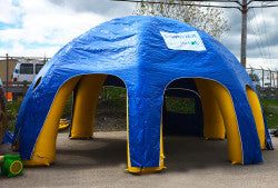 Chapiteau gonflable bleu de 20 pieds. Utilisé comme abri ou point d’accueil dans un contexte événementiel