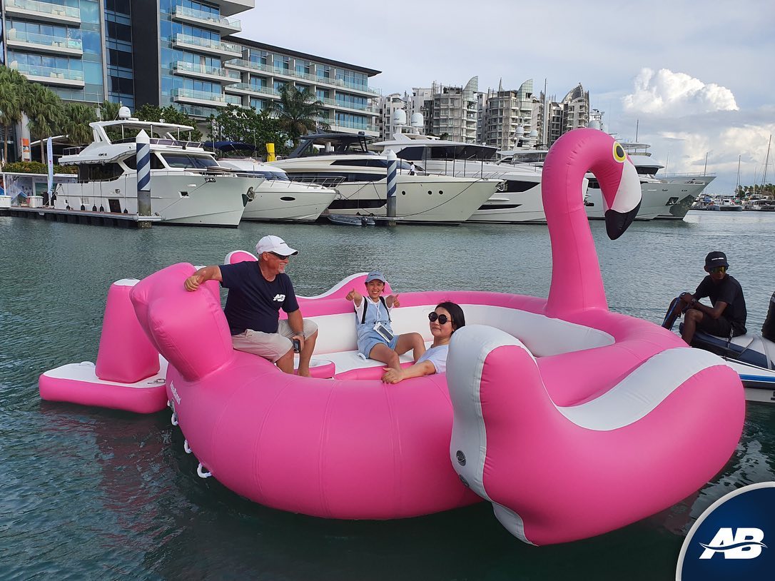 ileflottante-inflatableisland-aquabanas-flamingo-giantflamingo-flamandrose-flamand-flamandgonflable-zoobanas-aquatik-proludik-inflatableisland-inflatable-embarcation-boat-smallboat-canada-villedequebec-montreal-ottawa-vancouver-ontario-grandslacs-longueuil