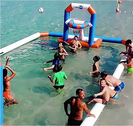 Terrain gonflable pour jouer au basketball sur l’eau. Offre une expérience ludique et sportive. aquafunparks_multisports_terrainvolleyball_terrainbasketball_terrainwaterpolo_basketball_waterpolo_volleyball_pool_piscine_proludik_aquatik_quebec_montreal_ontario_canada_ottawa_gatineau_poolinflatables_sports_aquaticsports