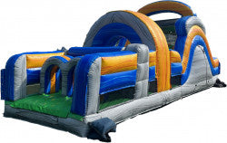 Structure gonflable thématique montagne avec glissade. Activité dynamique conçue pour les événements sportifs ou familiaux

