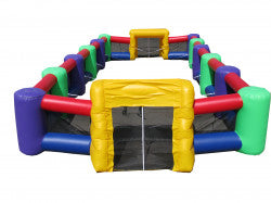 Jeu gonflable de baby-foot géant coloré. Activité d’équipe amusante où les joueurs sont attachés pour simuler un match de baby-foot grandeur nature