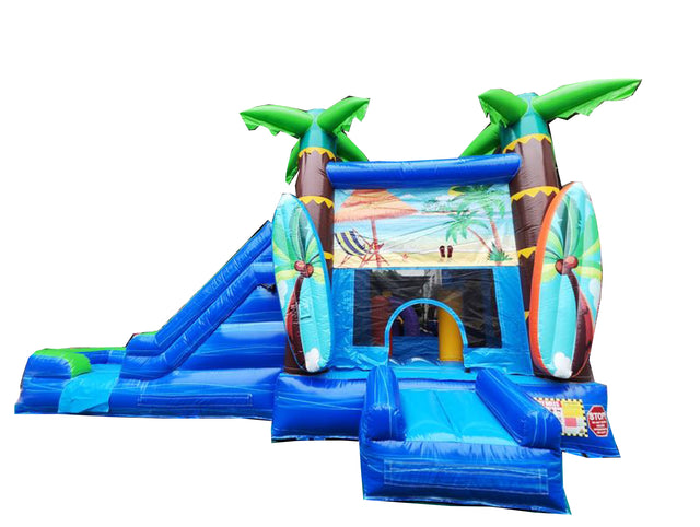 Structure gonflable à thème tropical avec plusieurs zones de jeu. Inclut glissade et escalade dans un décor de palmiers

