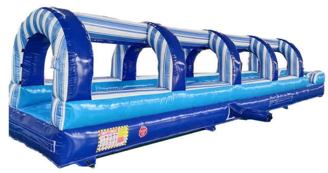 Glissade gonflable longue avec effet de glisse à l’eau. Activité estivale rafraîchissante pour jeunes et familles

