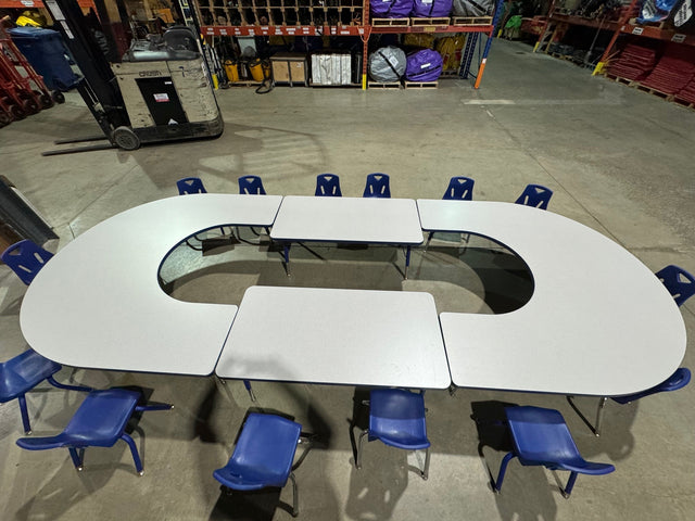 Ensemble comprenant des tables et des chaises adaptées aux enfants. Mobilier pratique pour garderies, écoles ou zones de jeux