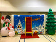 Toile de fond gonflable représentant un bonhomme de neige. Idéale pour décorer les événements hivernaux ou les zones photo de Noël