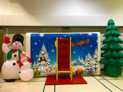 Toile de fond gonflable représentant un bonhomme de neige. Idéale pour décorer les événements hivernaux ou les zones photo de Noël
