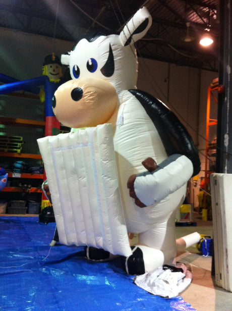 vache_panneau_promo_proludik_VACHE_proludik_panneau_publicitaire_gonflable_surdimensionné_publicité_affichage_quebec_montreal_longueuil_canada_proludik